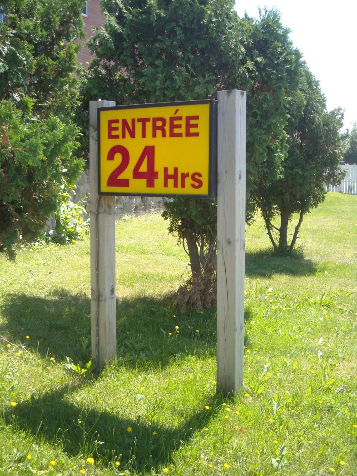 Motel Montreal Notre-Dame-de-l'Ile-Perrot Exterior foto